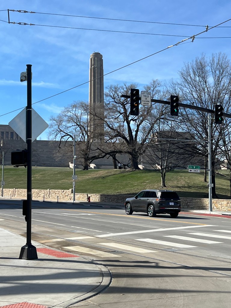 Image of Liberty Memorial and traffic lights in downtown Kansas City, MO/